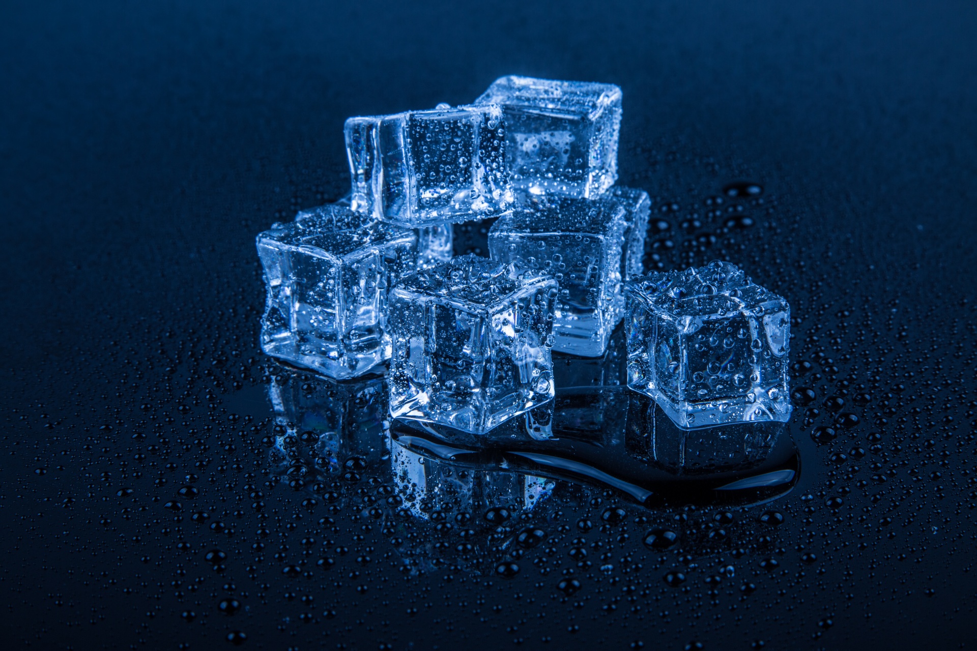Saubere und klare Eiswürfel zum Mixen