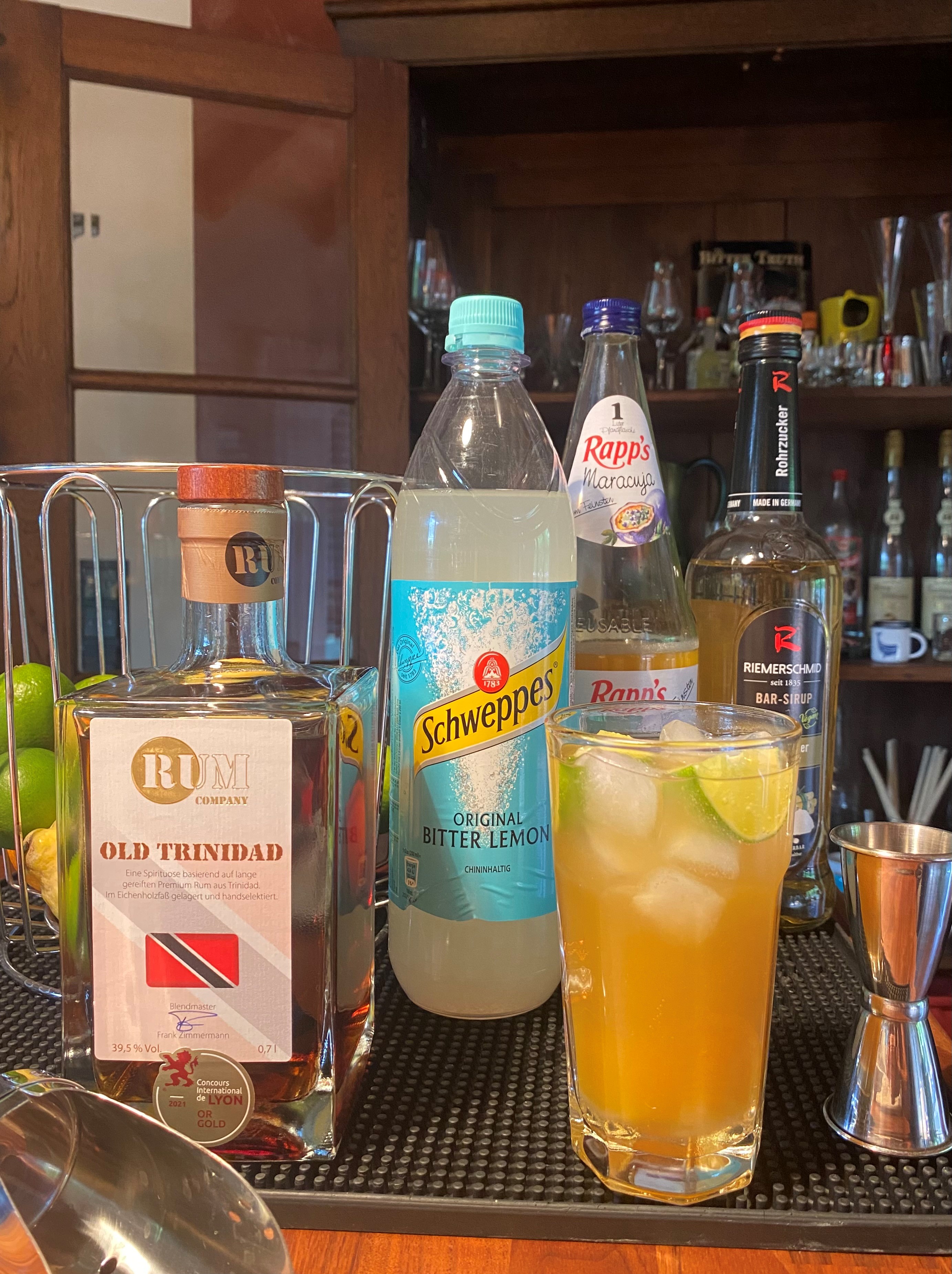 Making off vom Exotic Trinidad Cocktail