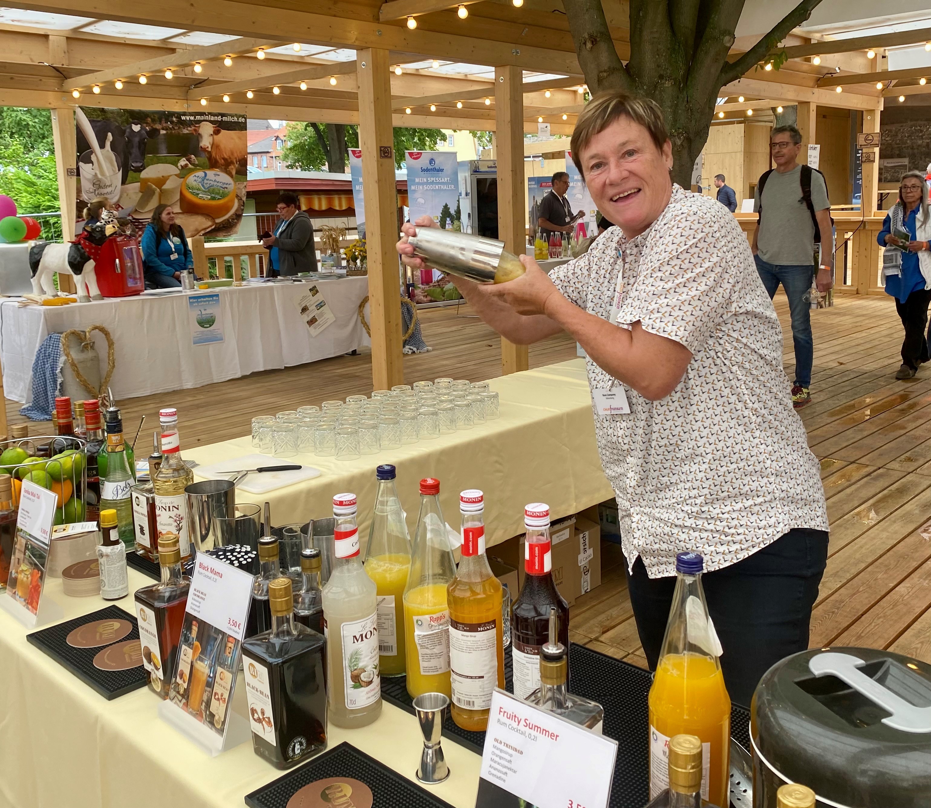 Sabine Gohlke auf dem Genussfestival beim Mixen