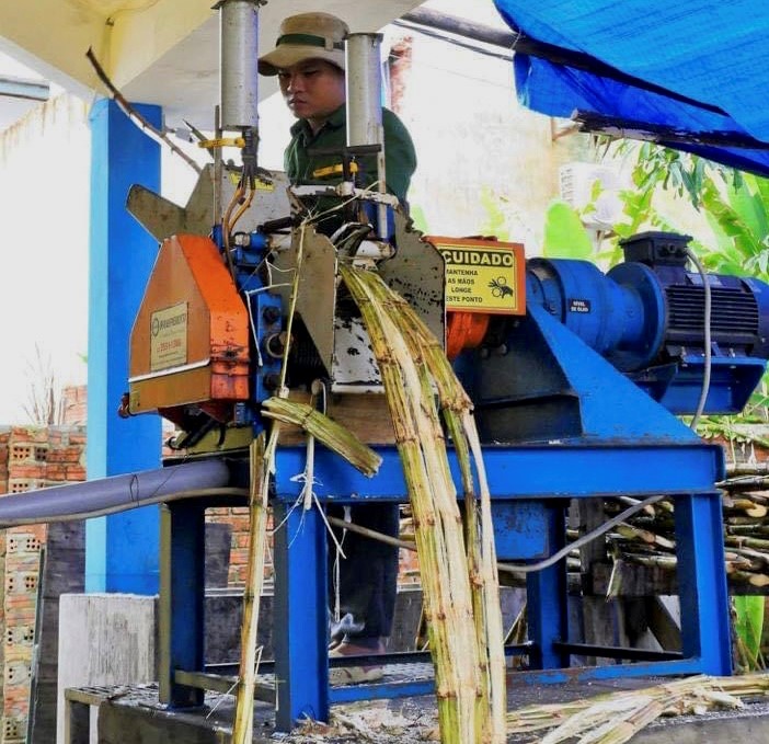 Zuckerrohrpresse von Sampan Rum in Vietnam